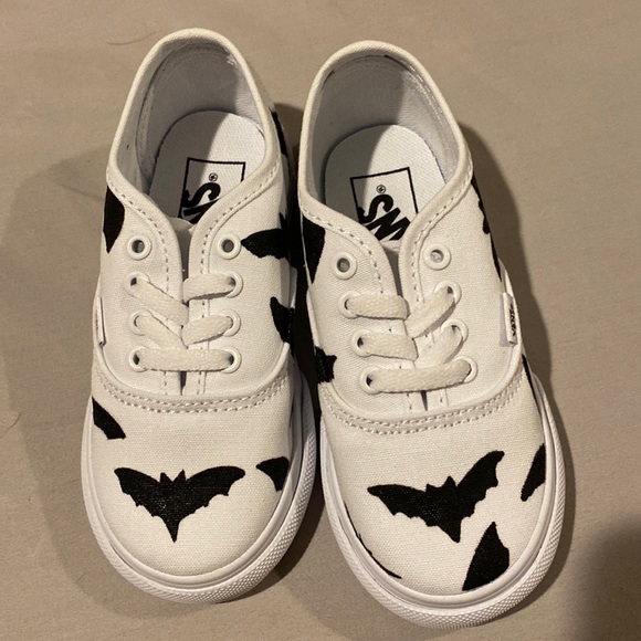 Hand painted bat vans - Picture 2 of 3
